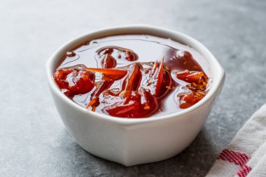 Ev yapımı organik kiraz domates reçeli kase / marmelat Kahvaltıda domates ile.