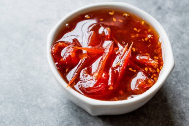 Ev yapımı organik kiraz domates reçeli kase / marmelat Kahvaltıda domates ile.