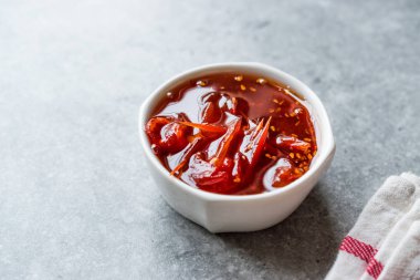 Ev yapımı organik kiraz domates reçeli kase / marmelat Kahvaltıda domates ile.