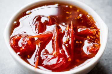 Ev yapımı organik kiraz domates reçeli kase / marmelat Kahvaltıda domates ile.