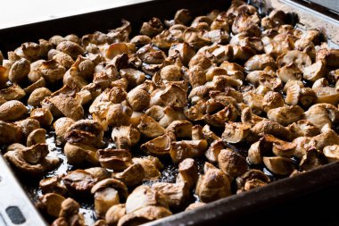 Fırın tepsisindeki ekili ve fırında mantar. Ev yapımı yiyecek.