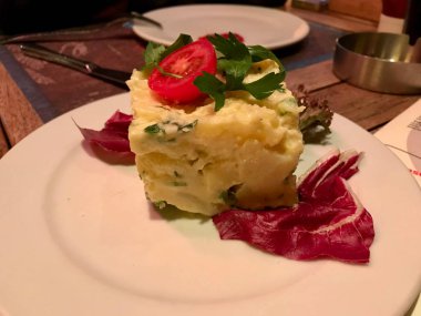 Mayonez, hardal tohumu ile geleneksel Alman tarzı patates salatası / yerkenbu. Organik gıda.