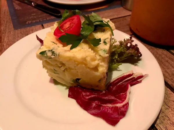 Mayonez, hardal tohumu ile geleneksel Alman tarzı patates salatası / yerkenbu. Organik gıda.