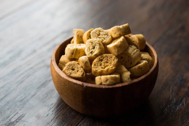 Yuvarlak yığını şeklinde kızarmış çavdar kızarmış ekmek parçaları ekmek bisküvi / Crostini. Organik meze cips.