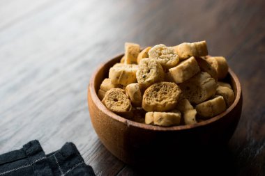 Yuvarlak yığını şeklinde kızarmış çavdar kızarmış ekmek parçaları ekmek bisküvi / Crostini. Organik meze cips.