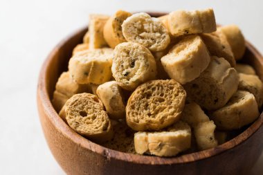 Yuvarlak yığını şeklinde kızarmış çavdar kızarmış ekmek parçaları ekmek bisküvi / Crostini. Organik meze cips.