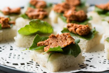 Muhammara, Adjika, Ajika veya küçük kare ekmek yuvarlak plaka üzerinde Acuka ile kanepe. Geleneksel organik meze.