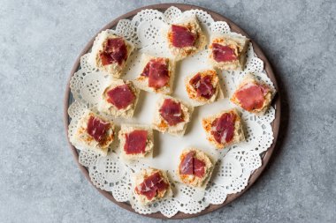 Pastırma ile kanepe / pastırma jambon ve humus küçük kare ekmek. Organik meze.