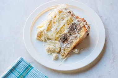 Beyaz çikolatalı muzlu pasta krema ile dilim. Tatlı kavramı.