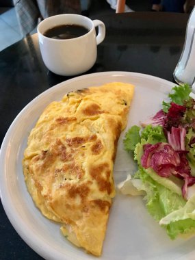 Omlet taze salata ve kahve ile Restaurant, kahvaltı için hizmet. Organik gıda.