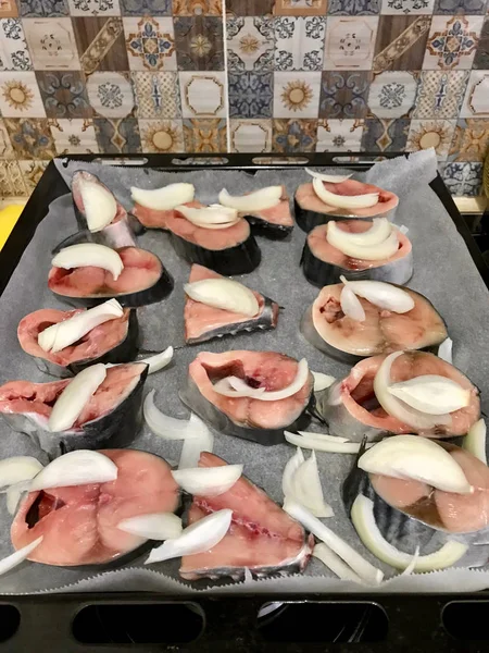 Tagliare Metà Fette Filetto Pesce Bonito Crudo Con Cipolla Nel — Foto Stock