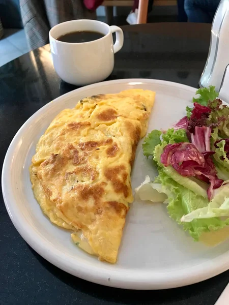 Tortilla Servida Con Ensalada Fresca Café Para Desayuno Restaurante Alimentos — Foto de Stock