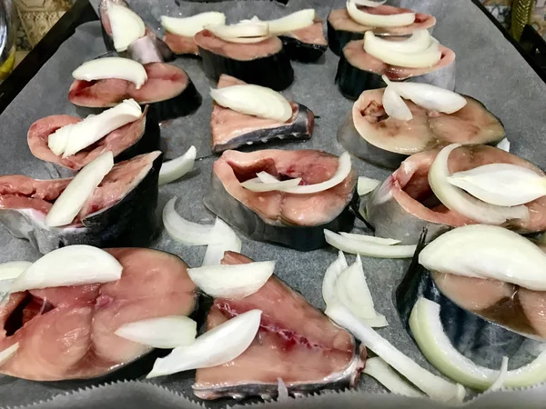 半分カットの生かつお魚のフィレ 焼くオーブン トレイ準備オニオン スライス 有機シーフード — ストック写真