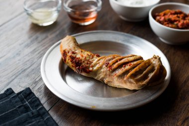 Yemek pirinç doldurulmuş işkembe Sirdan Dolma / Adana sakatat gıda Shirdan. Geleneksel çanak.