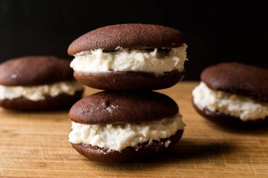 Ev yapımı çikolata Whoopie Pies vanilya tereyağı krema ile doldurulmuş. 