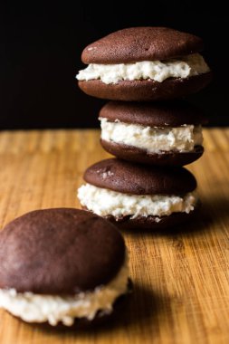 Ev yapımı çikolata Whoopie Pies vanilya tereyağı krema ile doldurulmuş. 