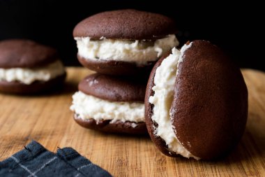 Ev yapımı çikolata Whoopie Pies vanilya tereyağı krema ile doldurulmuş. 