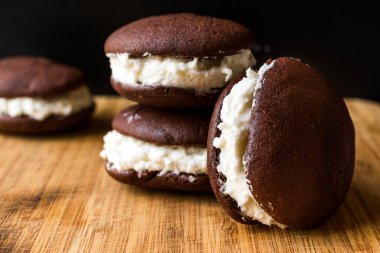 Ev yapımı çikolata Whoopie Pies vanilya tereyağı krema ile doldurulmuş. 