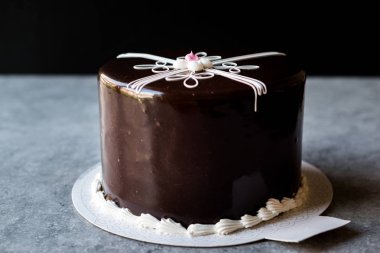 Bütün çikolatalı kek ince çizgiler ile dekore edilmiştir. Tatlı kavramı.