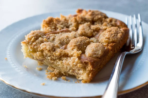 Zelfgemaakte Apple Crumble Taart Segment Met Vork Biologische Dessert — Stockfoto