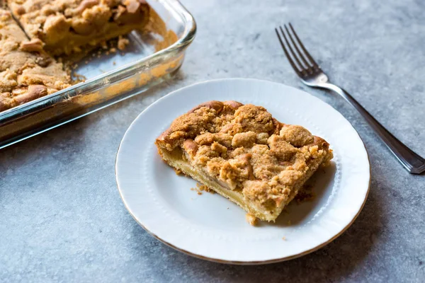 Zelfgemaakte Apple Crumble Taart Segment Met Vork Biologische Dessert — Stockfoto