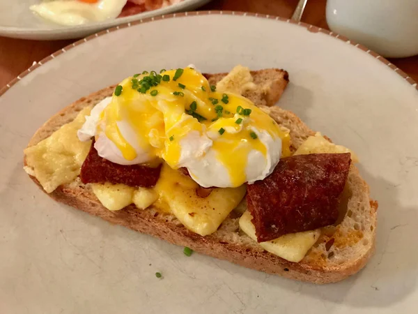 Egg Benedict Com Sucuk Turco Queijo Gruyere Alimentos Orgânicos — Fotografia de Stock