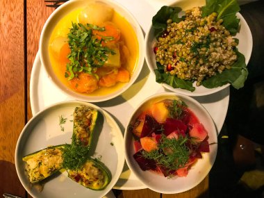 Kabak dolması, kırmızı pancar, ayva, enginar ve baklagil salata Quinoa ile Türk zeytinyağı plakalar. Geleneksel organik gıda.