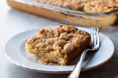 Ev yapımı elma pasta dilimi çatal ile harap. Organik tatlı.