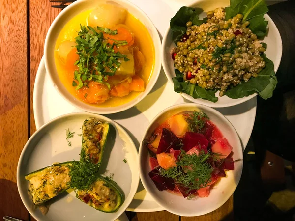 Kabak dolması, kırmızı pancar, ayva, enginar ve baklagil salata Quinoa ile Türk zeytinyağı plakalar. Geleneksel organik gıda.