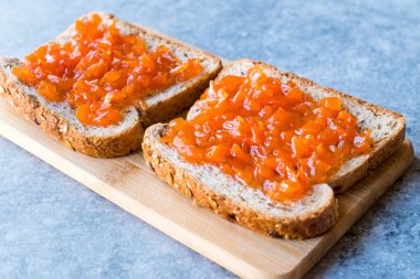 Havuç ve gül ekmek üzerinde / karışık marmelat. Kahvaltı için organik gıda.