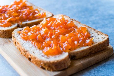Havuç ve gül ekmek üzerinde / karışık marmelat. Kahvaltı için organik gıda.
