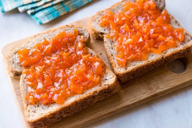 Havuç ve gül ekmek üzerinde / karışık marmelat. Kahvaltı için organik gıda.