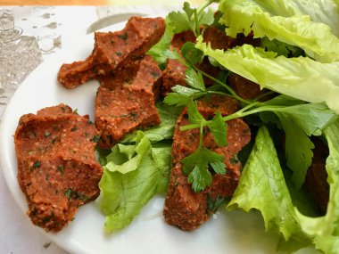 Marul ve maydanoz plaka ile Türk gıda çiğ köfte. Geleneksel gıda.