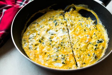 Omlet krem peynir ve Chives ile tavada kahvaltıda ikiye ayırmak.