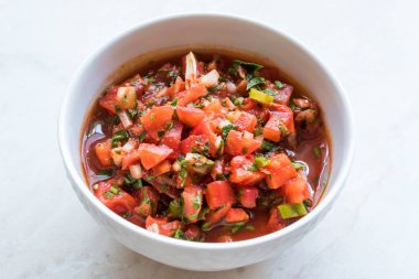 Türk sulu domates salatası Bostana Kebap için yapılan soğan, maydanoz ve limon suyu ile Şanlıurfa / Urfa Türkiye'den. Geleneksel organik taze yiyecek.