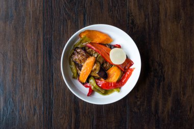 Yemek tarzı Fried sebzeler, kırmızı biber, patlıcan, havuç, acı biber ve soğan / fıstıklı turşusu. Organik gıda.