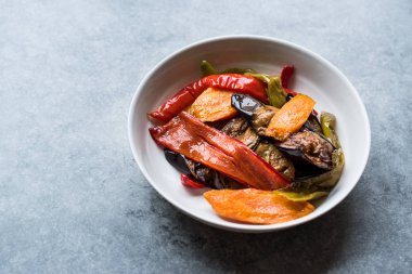 Yemek tarzı Fried sebzeler, kırmızı biber, patlıcan, havuç, acı biber ve soğan / fıstıklı turşusu. Organik gıda.