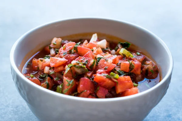 Türkischer Saftiger Tomatensalat Bostana Für Kebab Mit Zwiebeln Petersilie Und — Stockfoto