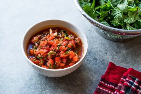 Türkischer Saftiger Tomatensalat Bostana Für Kebab Mit Zwiebeln Petersilie Und — Stockfoto