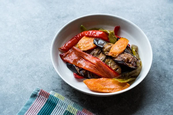 Türkisches Essen Stil Gebratenes Gemüse Paprika Auberginen Karotten Paprika Und — Stockfoto