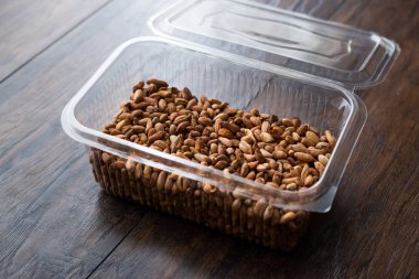 Organik fıstık fındık kabuğu plastik olmadan konteyner kutu / kutu. Organik gıda.