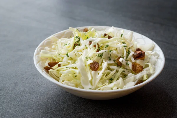 Witte Kool Salade Zuurkool Met Droge Rozijnen Dille Traditionele Natuurvoeding — Stockfoto