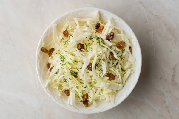 Witte Kool Salade Zuurkool Met Droge Rozijnen Dille Traditionele Natuurvoeding — Stockfoto
