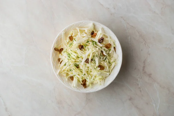 Witte Kool Salade Zuurkool Met Droge Rozijnen Dille Traditionele Natuurvoeding — Stockfoto