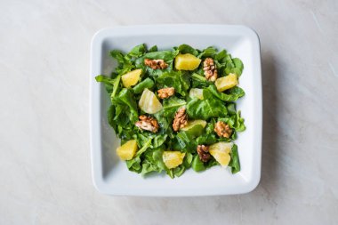 Roket salata yaprakları, portakal ve ceviz / roka veya Rucola. Organik gıda.