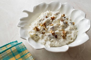 Kereviz salatası yoğurt ve ceviz varak plaka şeklinde. Organik gıda.