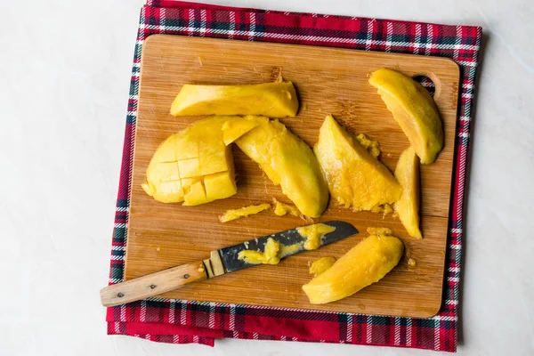 Mango Fruta Con Rebanadas Cortadas Con Cuchillo Tabla Superficie Madera — Foto de Stock
