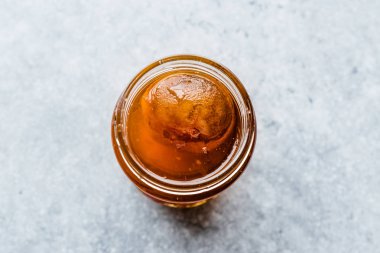 Ev yapımı narenciye mandalina reçel kavanoz / Mandarine marmelat. Organik gıda.