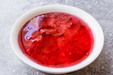 Ev yapımı reçel gül yaprakları küçük kase / marmelat. Organik gıda.