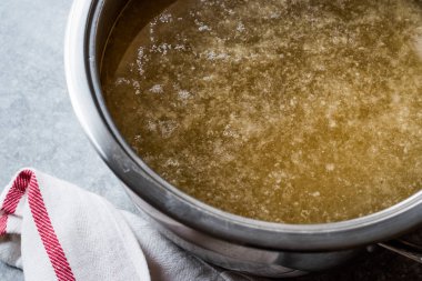 Kemik suyu Bouillon metal Pan. Organik gıda.